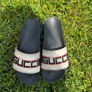 Gucci Black and White Logo Slides